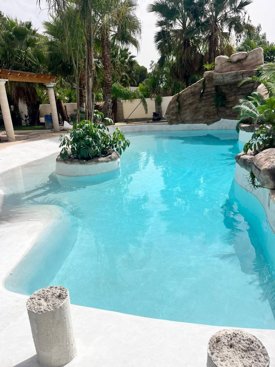 Detalle de acabado mineral continuo en piscina de cemento