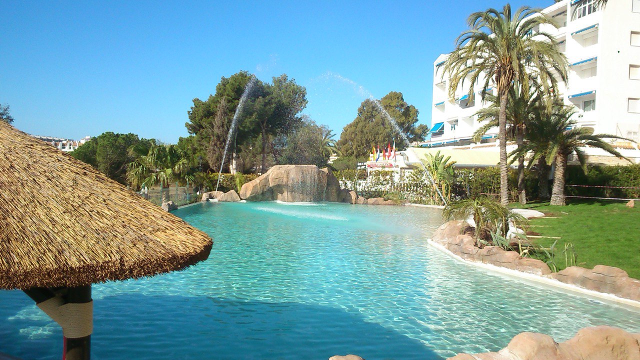Piscina de hotel con fuentes y rocas decorativas