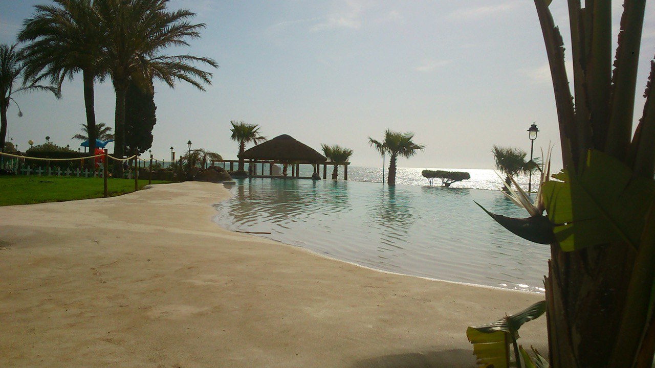 Piscina de arena con vista panorámica al mar